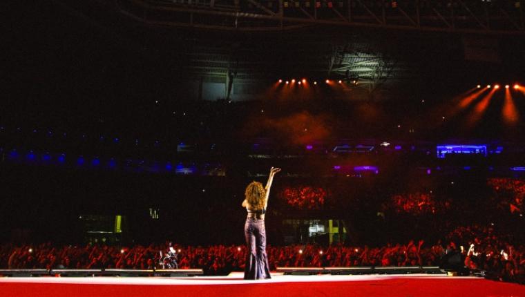 Liniker inicia turnê com show sold out para 48 mil pessoas em São Paulo
