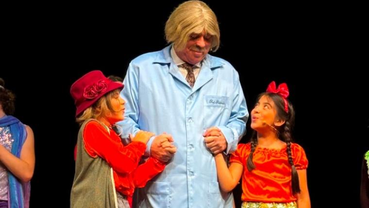 EscolinhaZinha do Professor Raymundo leva personagens do humor brasileiro a uma nova geração