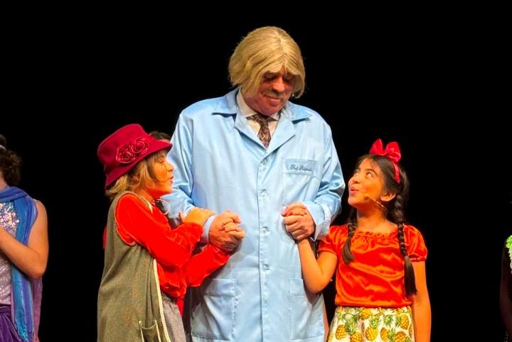 EscolinhaZinha do Professor Raymundo leva personagens do humor brasileiro a uma nova geração