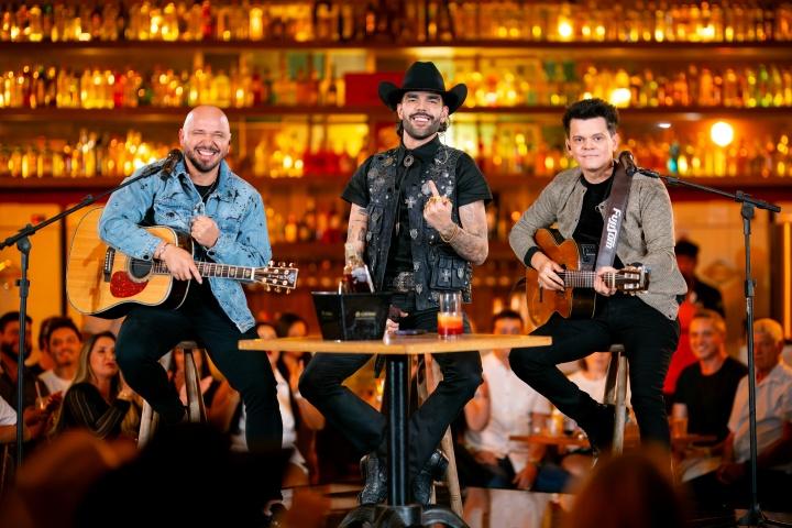 Após grandes parcerias e milhões de plays, Ayala & Júlio César fecham DVD com “Lençol Azul” feat Luan Pereira