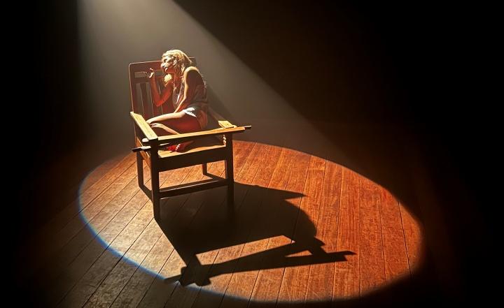 “Grito Mudo”: solo de Marcella Dale ocupa o porão da Casa de Cultura Laura Alvim com seis apresentações em maio
