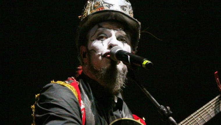 O Teatro Mágico lança vídeo musical de “O Mérito e o Monstro” em seu novo projeto de 2026