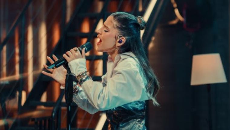 Lis Avancini lança “Deus Vê” e surpreende com técnica vocal popularizada por Mariah Carey