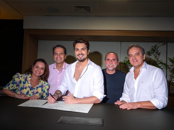 Luan Santana renova contrato com a Sony Music após sequência de grandes projetos e recordes