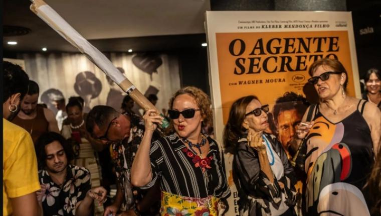 Entre o carnaval e o cinema: Homenagem de atriz brasileira ao filme “O Agente Secreto” vira destaque no New York Times