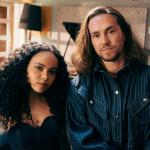 Vitor Kley e Joyce Alane no criativo clipe "Abalo Psicológico"